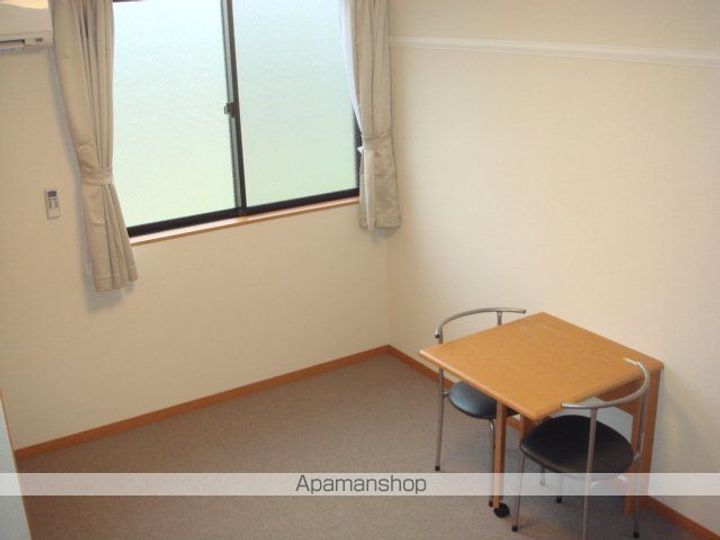 レオパレス花水木館207の居間