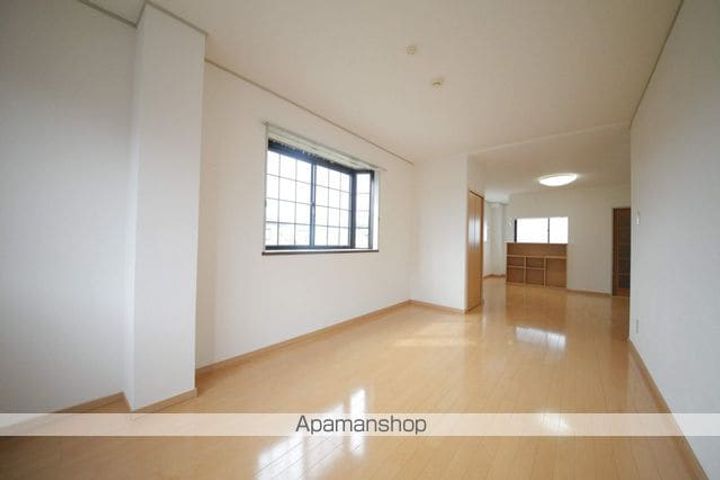 東京都日野市万願寺6丁目の賃貸マンションの居間
