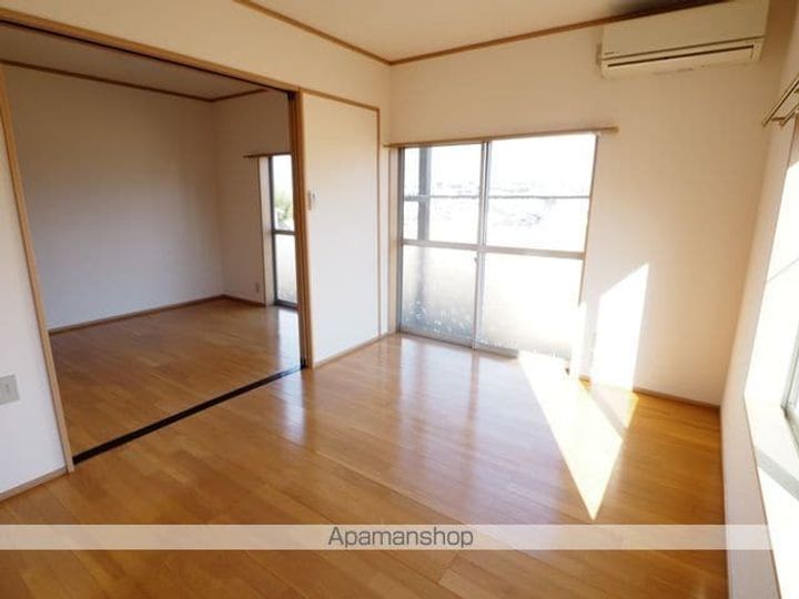 郡山メゾンオークラ7号室の居間