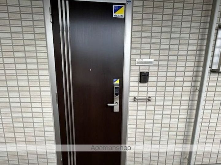 ロードサイド葵 Aの玄関