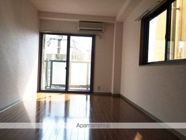 ルミエールカーナ301号室の居間