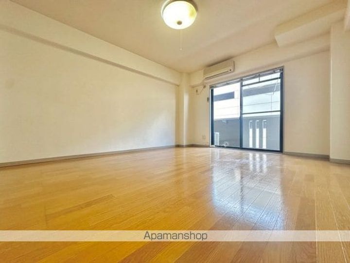 滋賀県東近江市八日市浜野町の賃貸マンションの居間