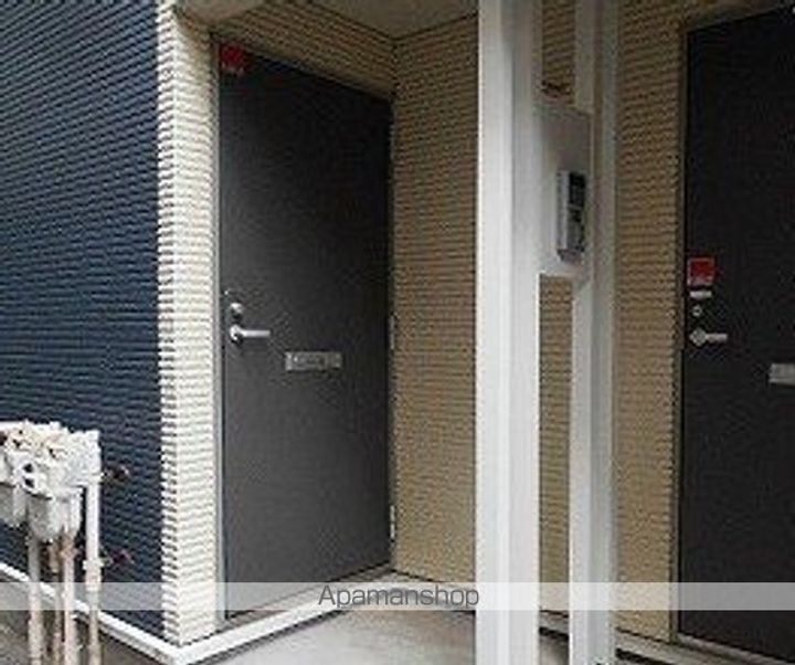 レオネクスト松蔭102の玄関