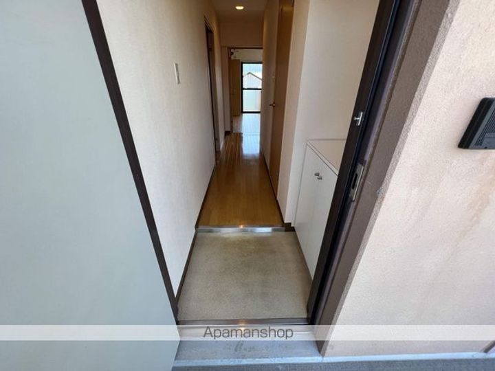 滋賀県蒲生郡日野町中道1丁目の賃貸マンションの玄関