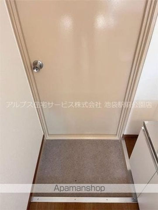 ホワイト大山202の玄関