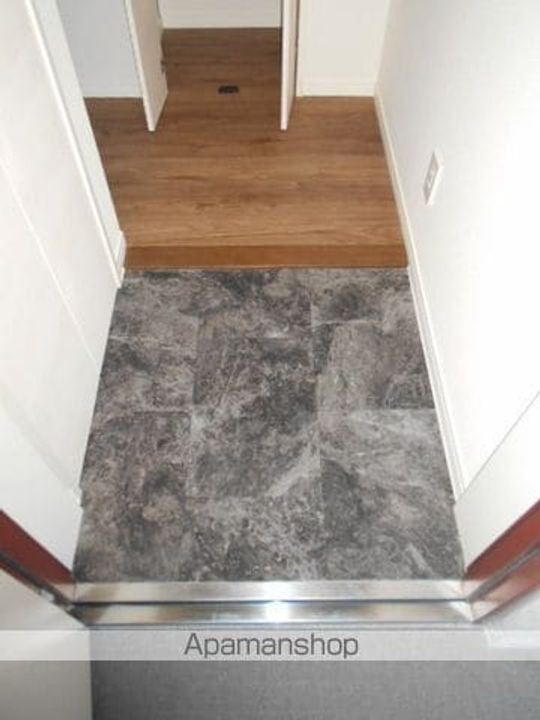 ウェルスクエアイズム高円寺の玄関