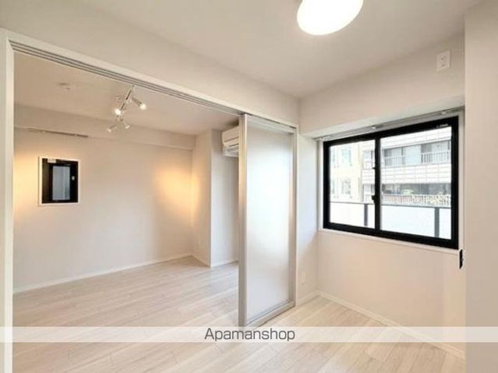 東京都新宿区四谷三栄町の賃貸マンションの居間