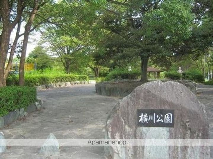 ヒルズサンパティークの周辺