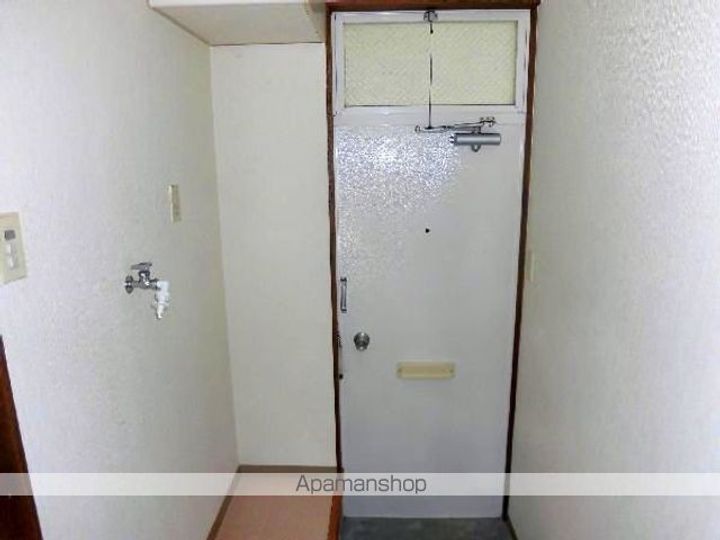 レジデンス山口A棟103の玄関