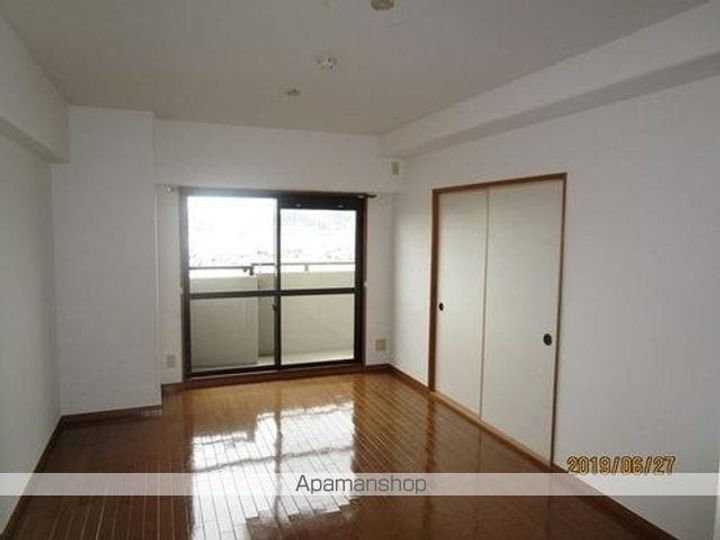 サーパス三条の居間