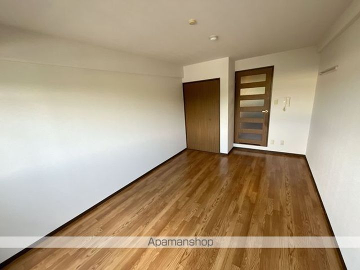 滋賀県草津市岡本町の賃貸マンションの居間