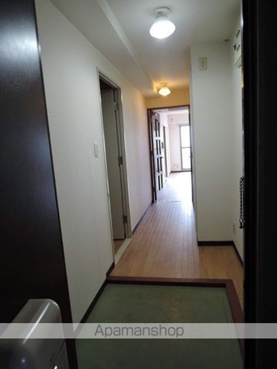 ホワイトウェル108の玄関