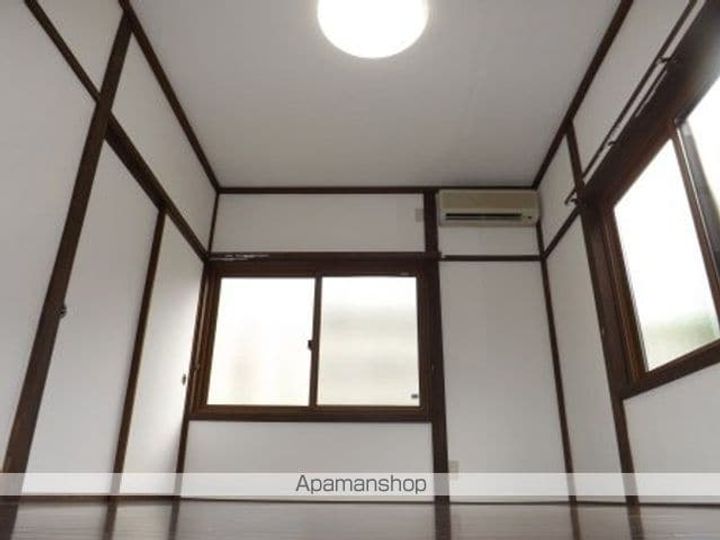 ルミエール笹口103の居間