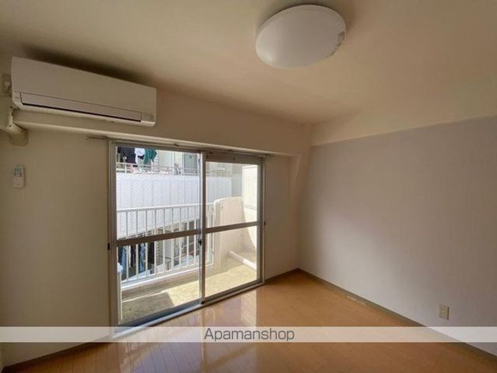 メゾン宮脇町305の居間