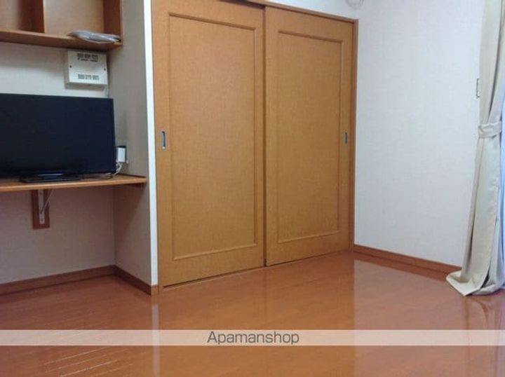 レオパレス白鷹101の玄関