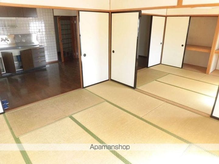 八百真マンション小島301の居間