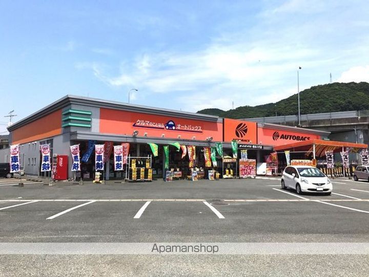 M・コンフォールの周辺