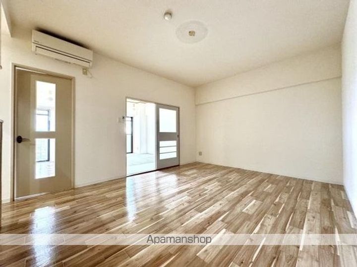 香川県高松市伏石町の賃貸マンションの居間