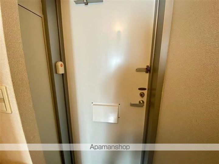 レオパレスMの玄関