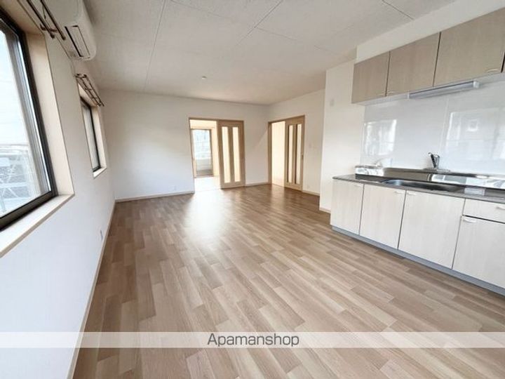 メゾン神照103の居間