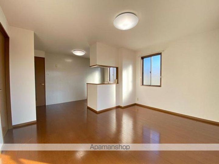 香川県高松市松縄町の賃貸アパートの居間