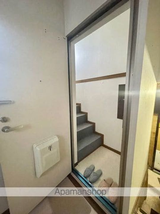 泉谷ハイツBの玄関