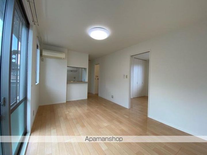 香川県高松市松縄町の賃貸アパートの居間