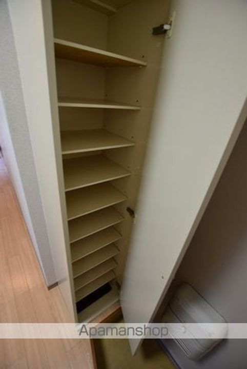 シャトー暁203の玄関