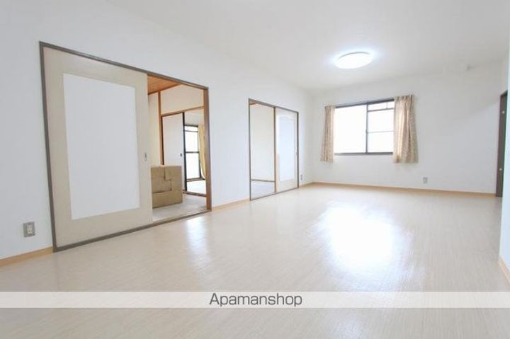 香川県高松市松縄町の賃貸マンションの居間