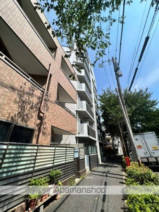 東京都中野区松が丘2丁目の賃貸マンションの外観