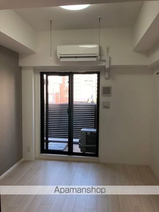 メイクス矢場町605号室の居間