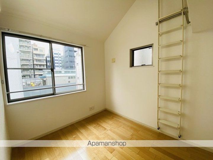 東京都台東区東上野4丁目の賃貸アパートの居間