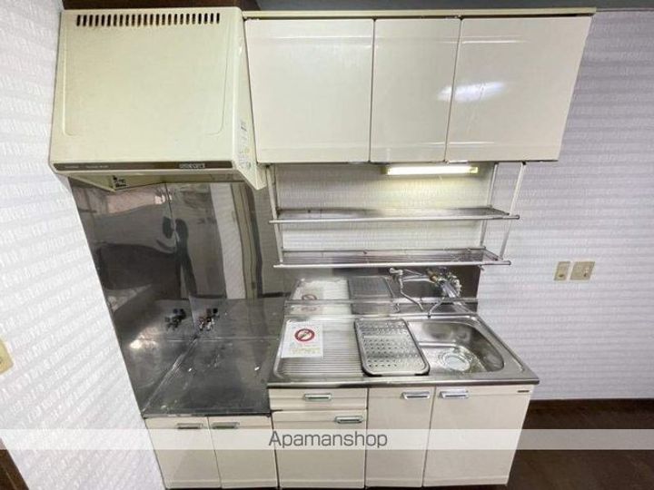 日乃出町10番1棟3戸(ヒノデチョウジュウバンヒトムネサンコ)1-2の内装