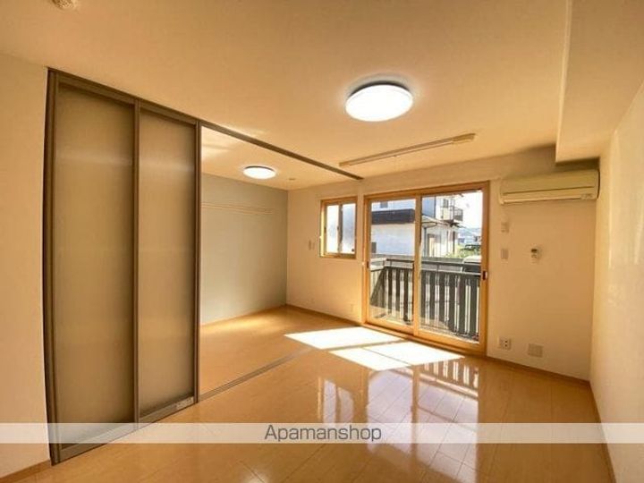 香川県高松市松縄町の賃貸アパートの居間
