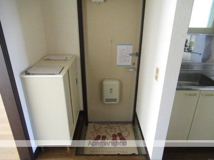 ラテールB棟103の玄関