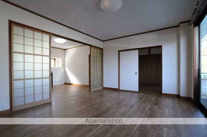 メゾンドールはやし102の居間