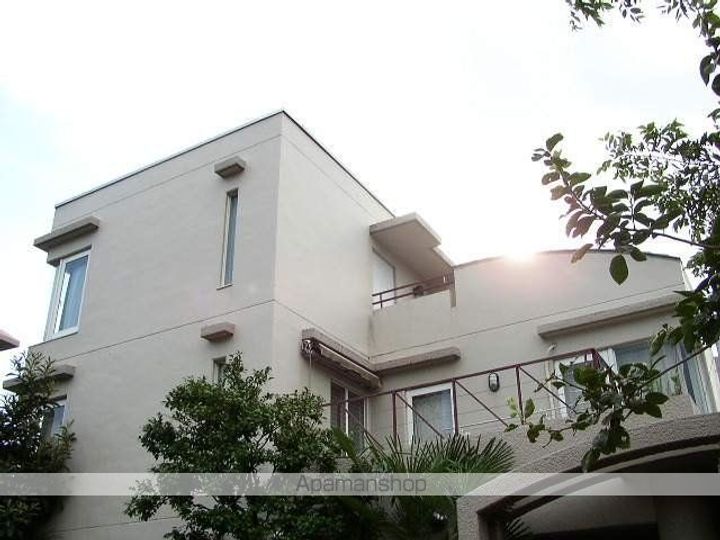 東京都世田谷区代田1丁目の賃貸マンションの外観