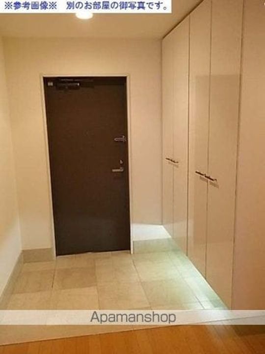 東京都新宿区河田町の賃貸マンションの玄関