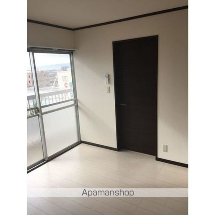 西荘ビルの居間