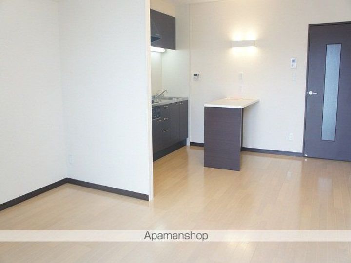 レオネクストメゾン柏井104の居間