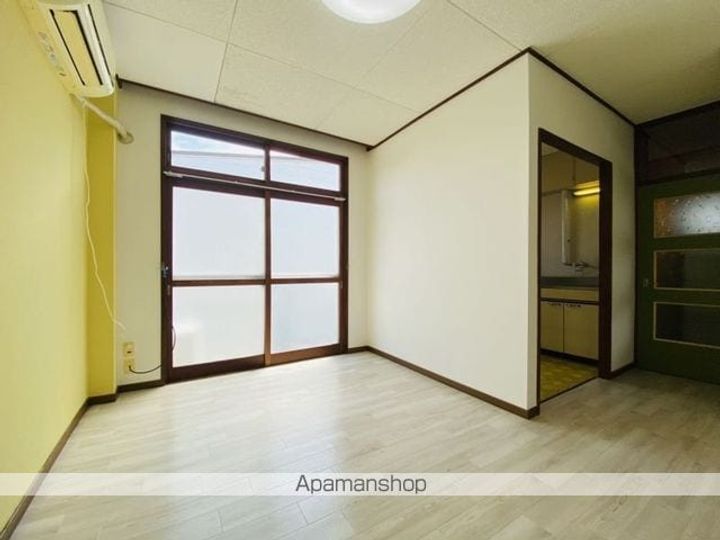 本通1丁目アパート(ホンドオリイッチョウメアパート)2階右の居間