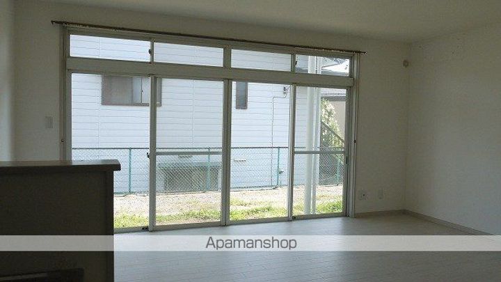 ハイツ鶴峰10の居間