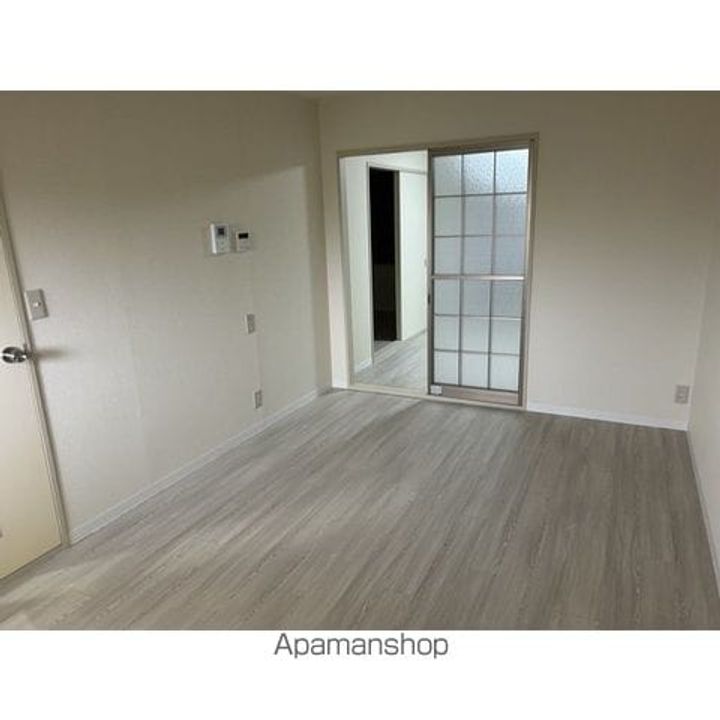 東京都昭島市宮沢町2丁目の賃貸アパートの居間