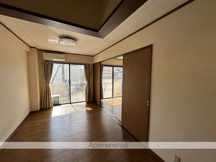 愛知県半田市出口町1丁目の賃貸マンションの居間