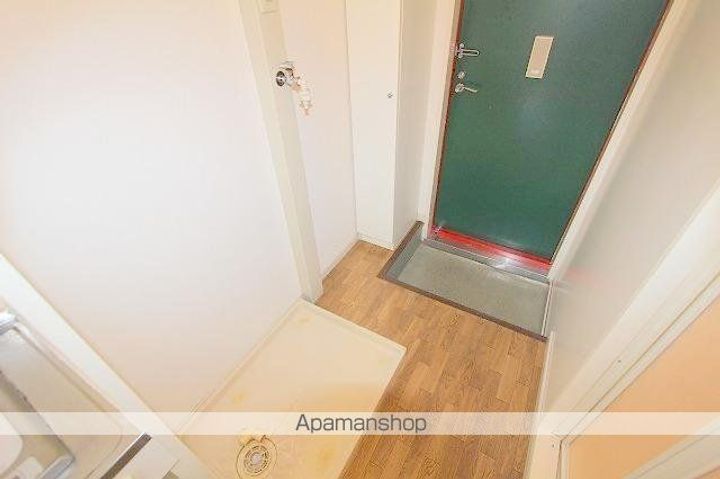 ピア三条北105の玄関