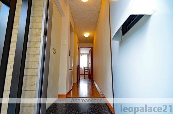 レオパレスPEACEの玄関