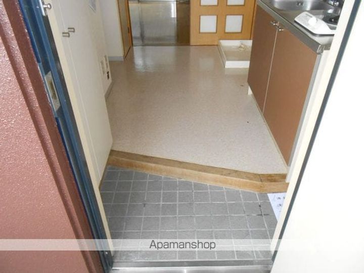 長野県松本市石芝3丁目の賃貸マンションの玄関