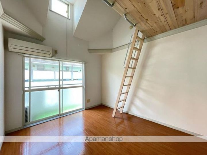 香川県高松市観光町の賃貸アパートの居間