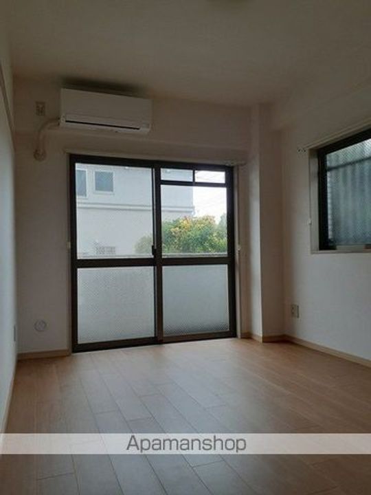 神奈川県横浜市戸塚区原宿1丁目の賃貸マンションの居間