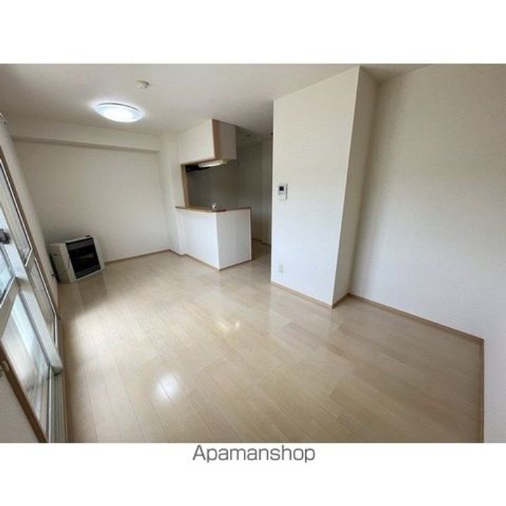 ラ・エトワールⅠ(光葉町)305の居間
